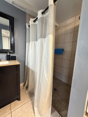 Hair dryer, towels, soap, shampoo - COZY STUDIO FOR COUPLES (Port Richey)