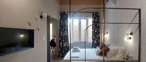 1 slaapkamer, een kluis op de kamer, een bureau