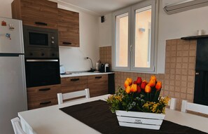 Kjøleskap, mikrobølgeovn, ovn og kokeplater