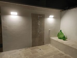 تجهيزات دش، مجففات شعر، مراحيض شطف، مناشف