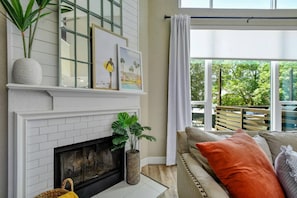 Smart TV, chimenea, oficina