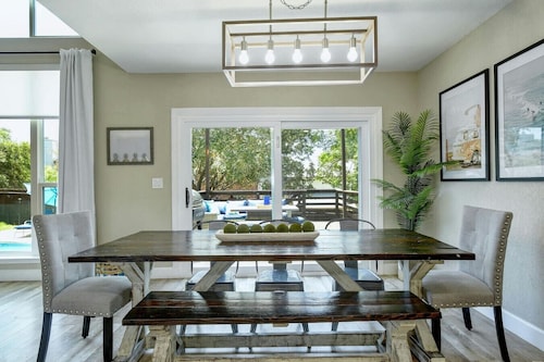 San Antonio 4BR House ~Sparkling Pool ~Stylish