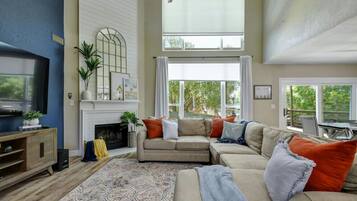 Smart-TV, Kamin, Arbeitsbereiche, Drucker