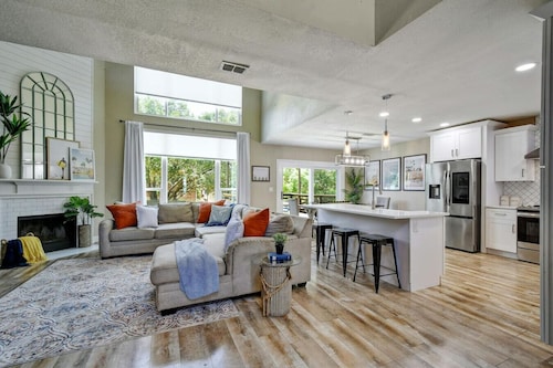 San Antonio 4BR House ~Sparkling Pool ~Stylish