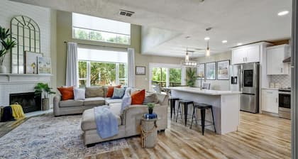 San Antonio 4BR House ~Sparkling Pool ~Stylish