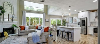 San Antonio 4BR House ~Sparkling Pool ~Stylish