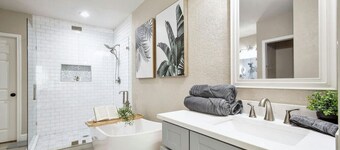 San Antonio 4BR House ~Sparkling Pool ~Stylish
