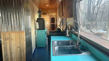 Microondas, horno, parrilla de estufa y cafetera y tetera