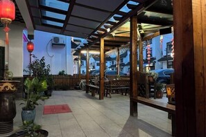 المنشأة من الخارج