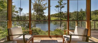 Serene modern Lakehouse on Golf Course