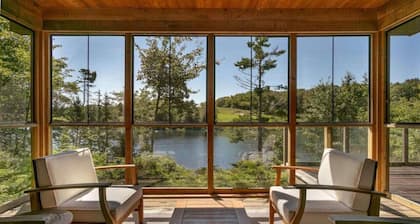 Serene modern Lakehouse on Golf Course