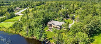 Serene modern Lakehouse on Golf Course