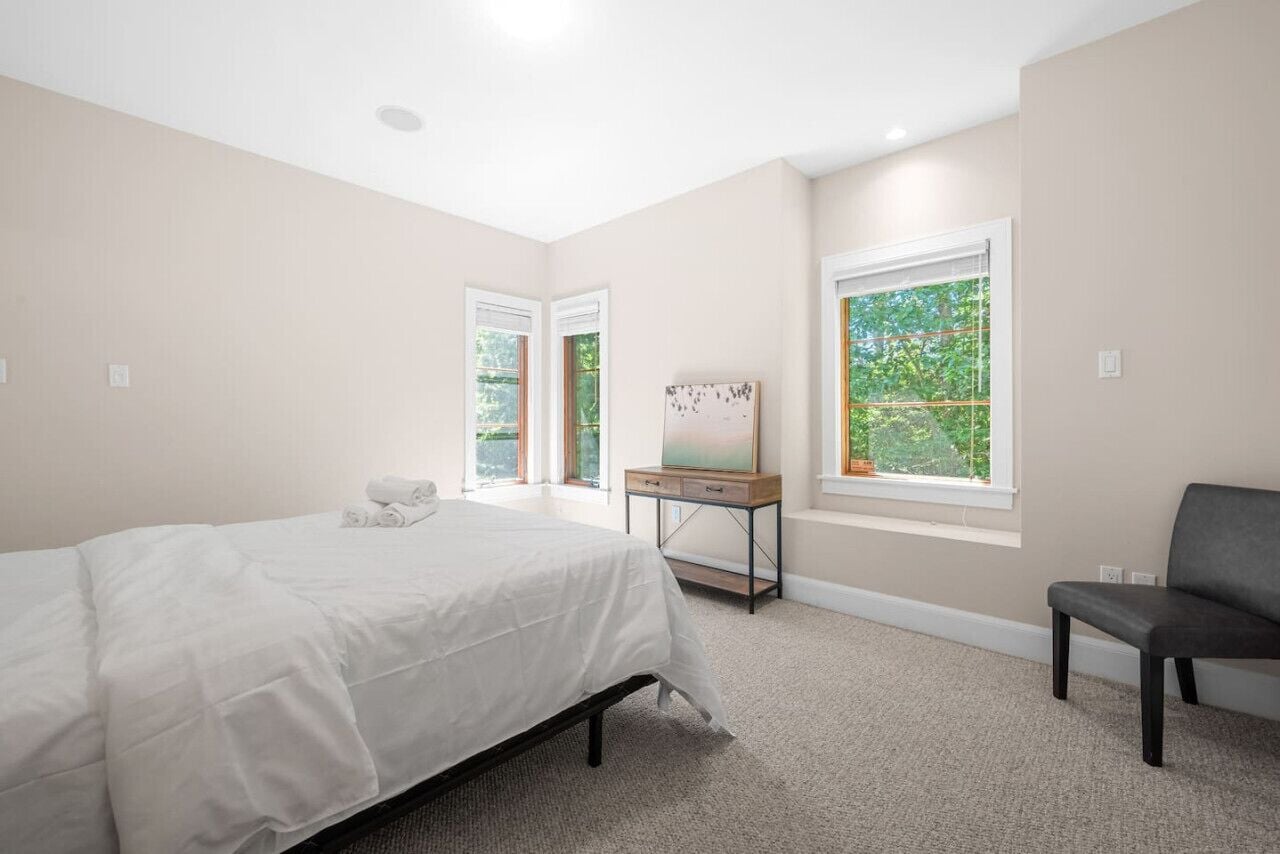 5 chambres, bureau, fer et planche à repasser, lit parapluie