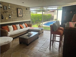 Casa familiare, 3 camere da letto, piscina privata, vista piscina | Area soggiorno | Smart TV 40 pollici con canali via cavo