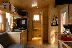 Réfrigérateur, micro-ondes, plaque de cuisson, cafetiÚre/bouilloire