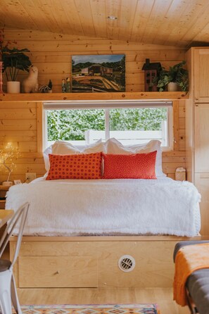 1 bedroom, desk, iron/ironing board, free WiFi - Sugar Shack - 300 square feet of pure sweetness. (Chatham)