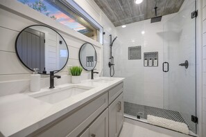Ducha, secador de pelo y toallas