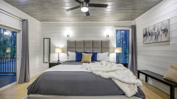 7 soverom, skrivebord, strykejern/-brett og reiseseng for barn