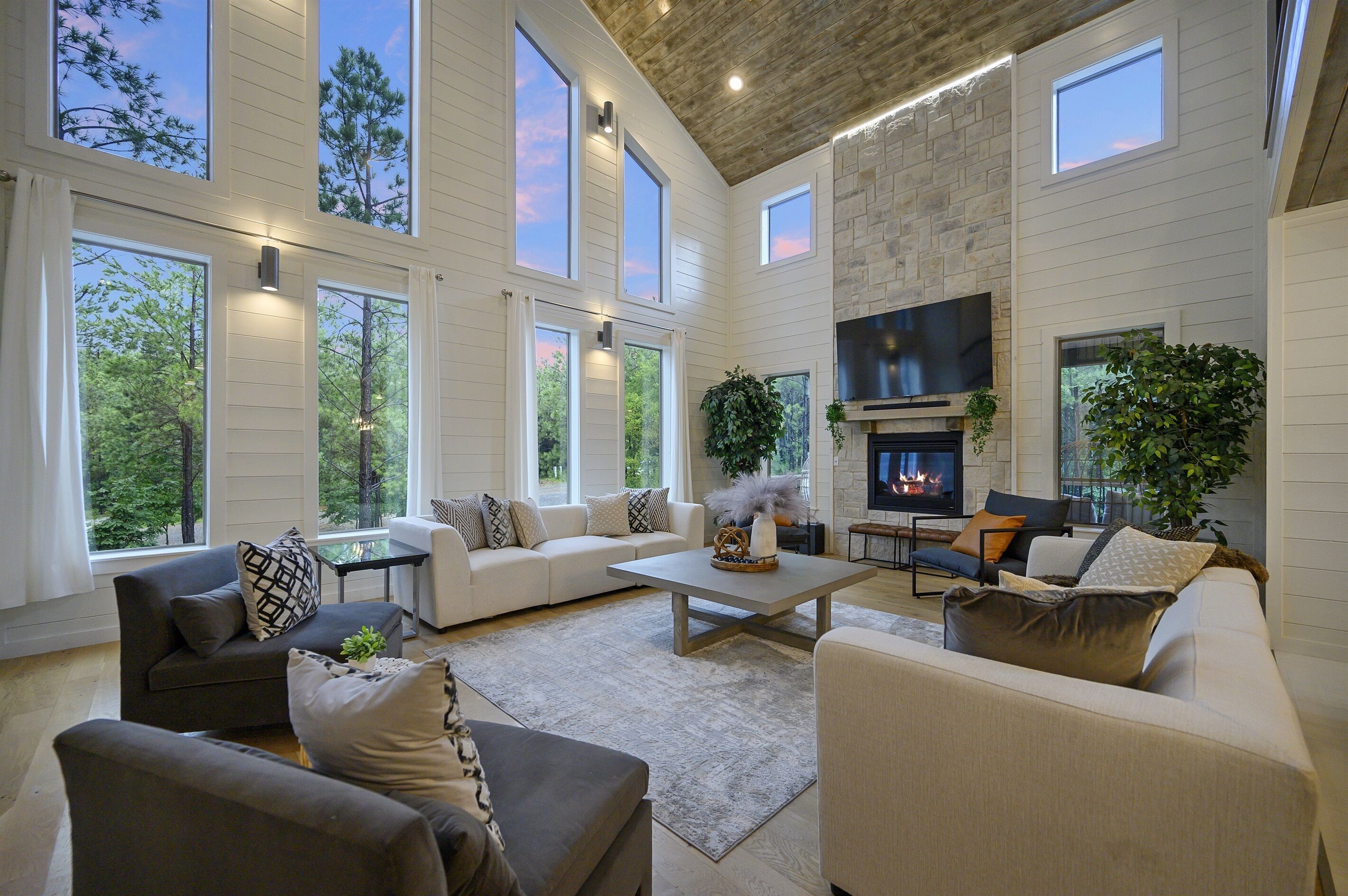 Una Smart TV, una chimenea, un futbolín, una mesa de tenis de mesa