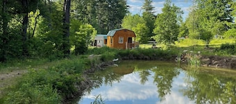 HideAway Tiny Cabin. In the Mountains  AC   Bathroom. Shower. 
Dog Friendly. 