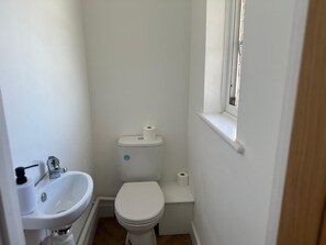 Hair dryer, towels, soap, shampoo - Spacious 4 Bedroom House At Nottingham (Nottingham)