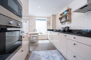 House - Lovely Battersea Home by Underthedoormat (London)