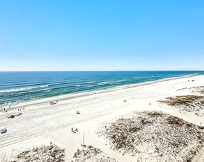 Plage, chaises longues