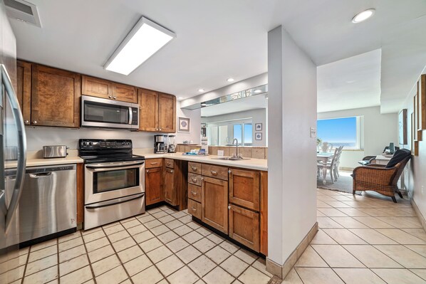 Køleskab, mikrobølgeovn, ovn, kogeplade