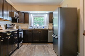 Fridge, microwave, oven, stovetop - Charming Cottage Near Downtown (Indianapolis)