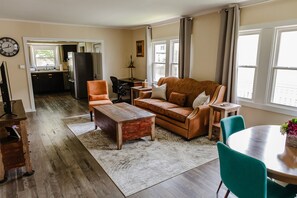 Smart TV, books - Charming Cottage Near Downtown (Indianapolis)