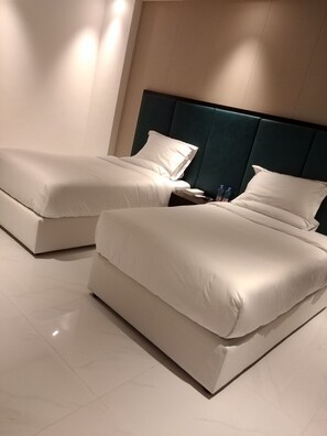 Camera Deluxe con letto matrimoniale o 2 letti singoli | Bagno | Asciugamani, sapone, shampoo, carta igienica