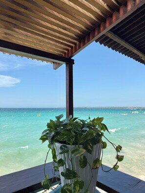 Quarto casal luxo, sacada, vista para o mar | Terraço/pátio