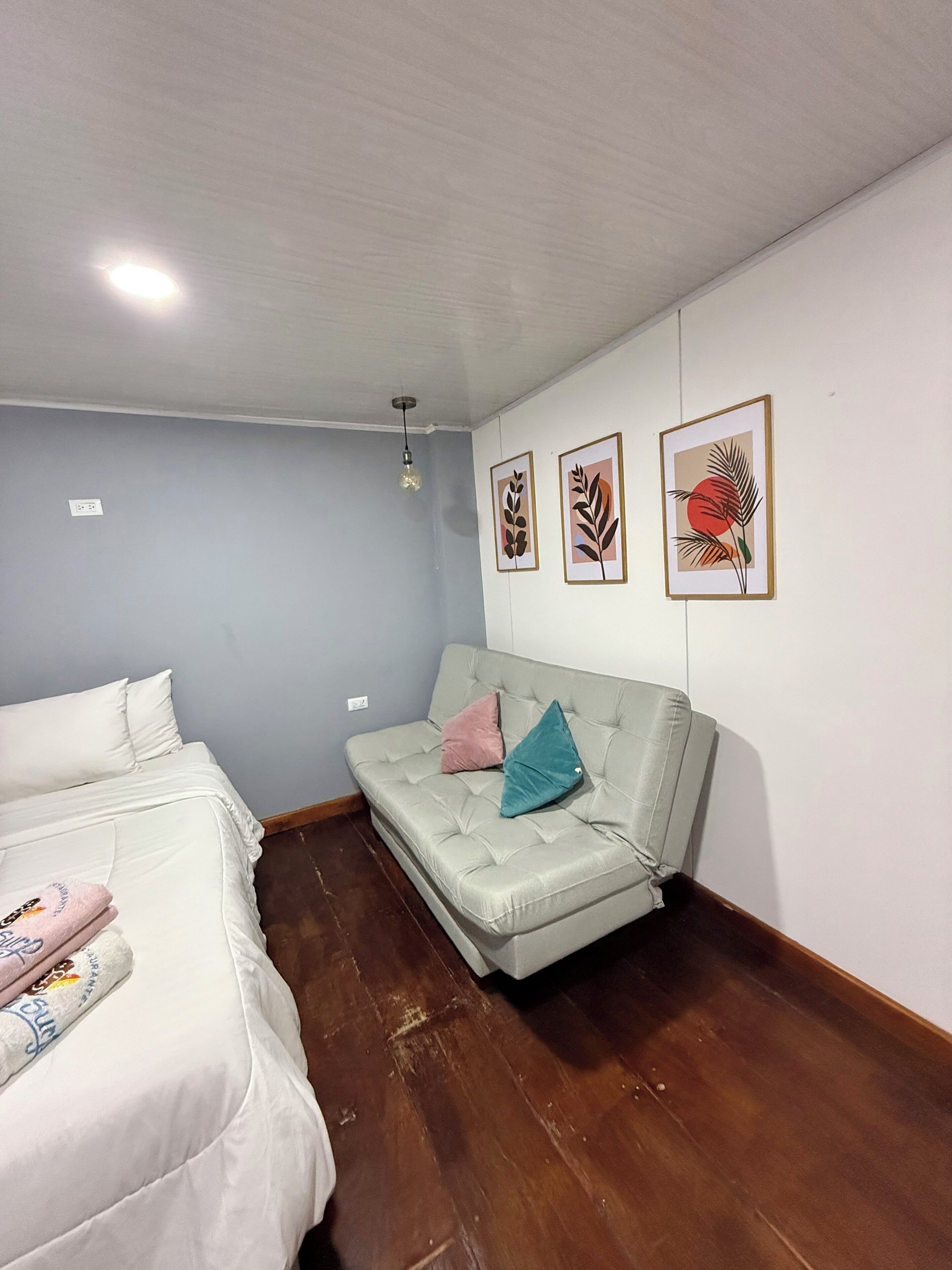 Habitación Deluxe doble, balcón, vistas al mar | Decoración individual y mobiliario individual