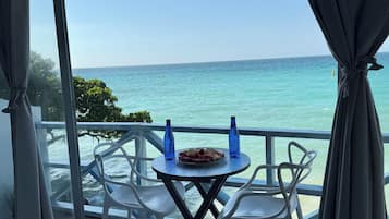 Habitación doble estándar, balcón, vista al mar | Decoración personalizada y muebles diferentes