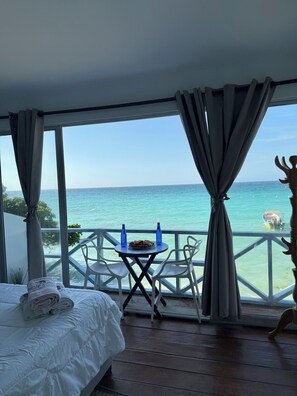 Quarto casal standard, sacada, vista para o mar | Individualmente decorados, individualmente mobiliados