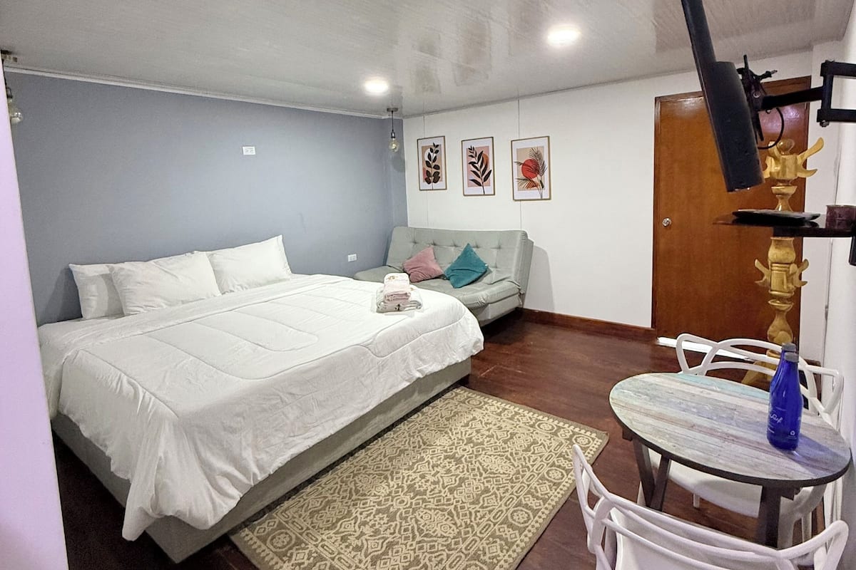 Quarto casal luxo, sacada, vista para o mar | Espaço de trabalho para notebook, Wi-Fi de cortesia