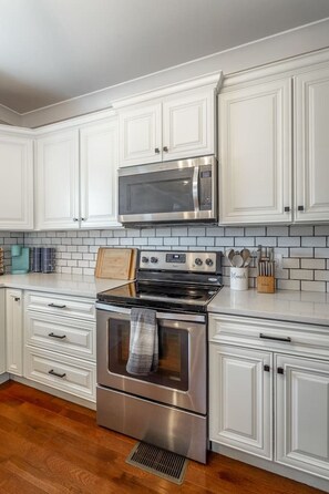 Køleskab, mikrobølgeovn, ovn, kogeplade