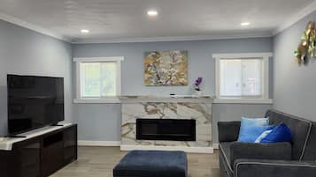 Smart TV, fireplace