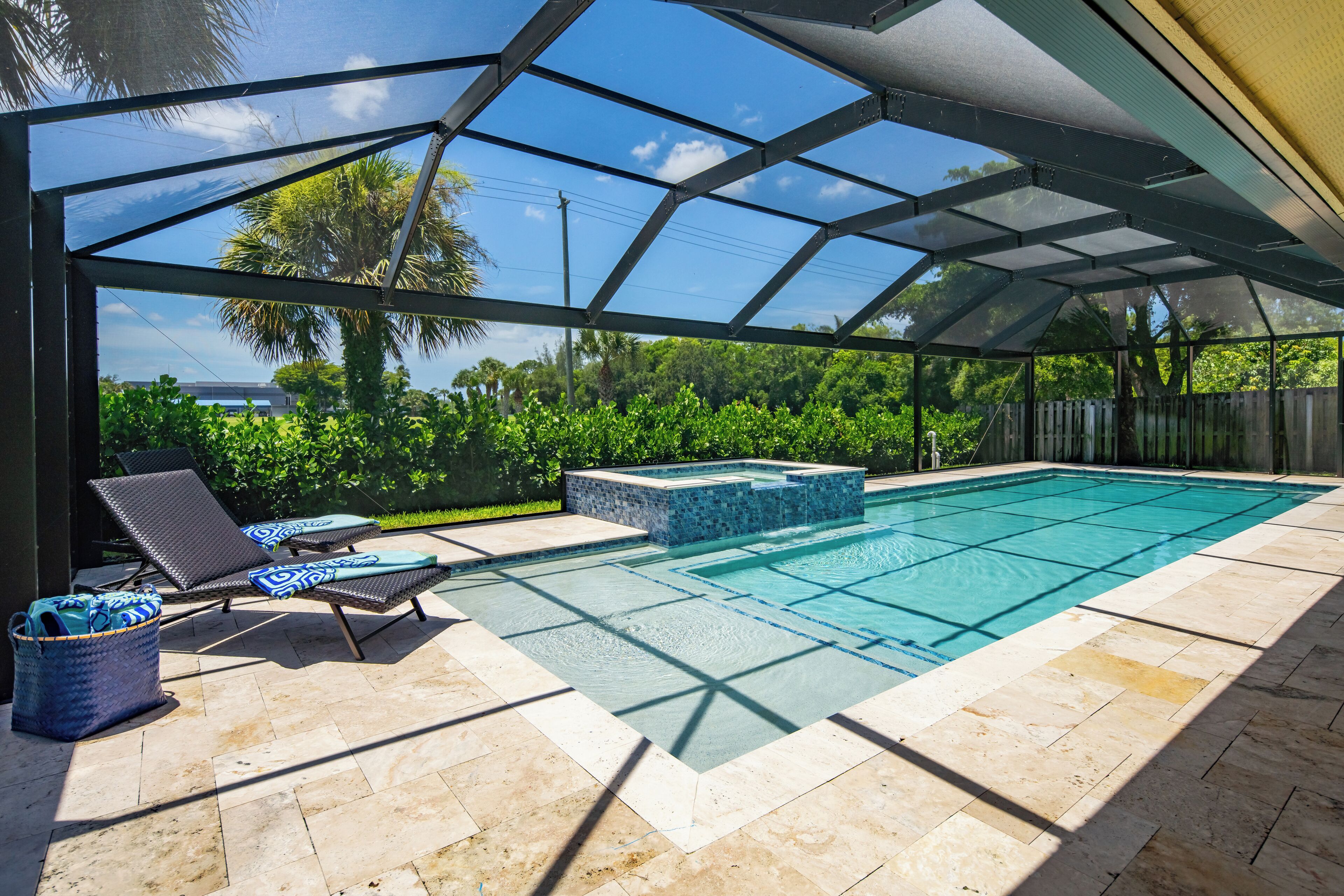 Charming 3-Bedroom House with Pool & Jacuzzi near Whiskey Park!