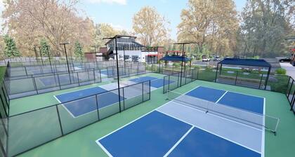 Stylish 3BR family home near park, pickleball & wildlife refuge