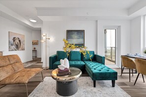 Smart TV, fireplace - Hydropool Spa HotTub/Bowling Alley/Patio/BBQ/Games - Gorgeous Corner Condo (Kitchener)