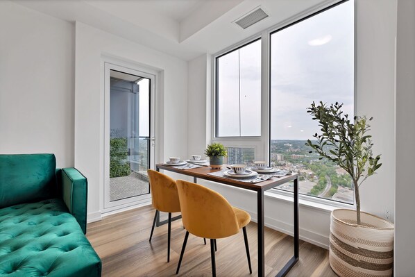 Dining - Hydropool Spa HotTub/Bowling Alley/Patio/BBQ/Games - Gorgeous Corner Condo (Kitchener)