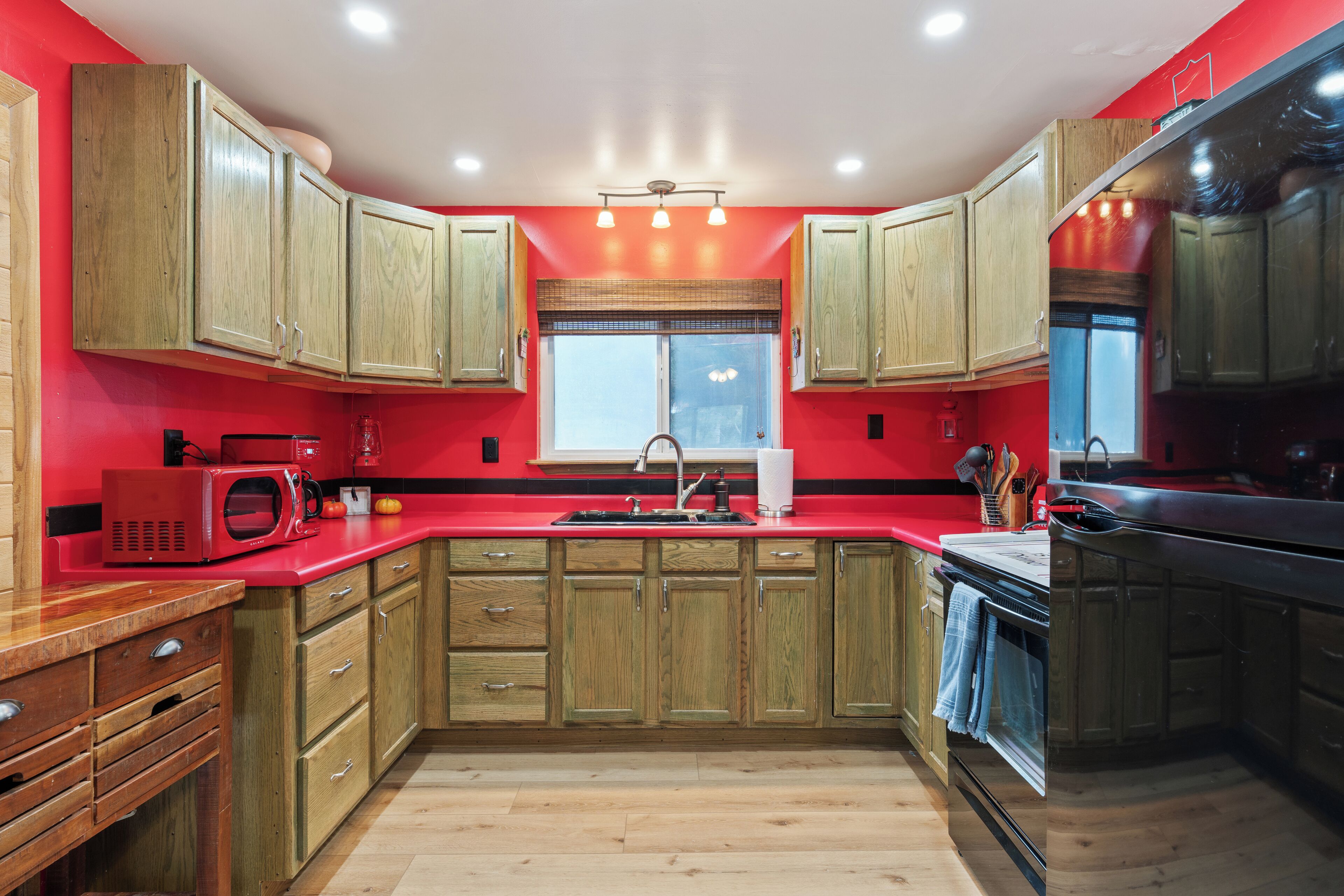 Coffee/tea maker, fridge, microwave, oven