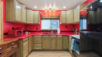 Coffee/tea maker, fridge, microwave, oven