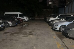 Een parkeerplaats met meerdere auto's die in rijen staan.