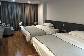 A hotel room with two beds, a sofa, a desk, and a lamp. - Bobai Lingli Hotel (Bobai Bus Terminal） (Bobai)