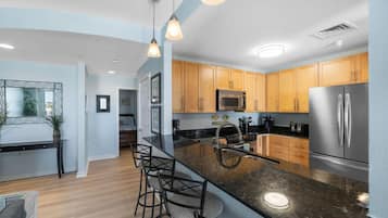 Mikrovågsugn, diskmaskin och grytor/köksredskap