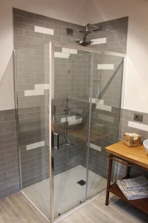 Shower, hair dryer, bidet, towels - New B&B in Pescantina di Verona surrounded by greenery near Lake Garda (Settimo)