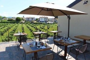 Outdoor dining - New B&B in Pescantina di Verona surrounded by greenery near Lake Garda (Settimo)