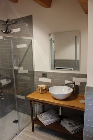 Ducha, secador de pelo, bidet, toallas